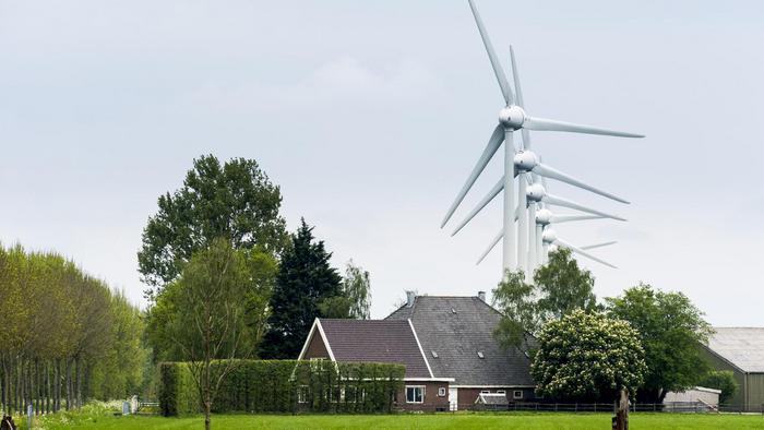 volkskrant's tweet photo. Huizen dalen in waarde als er windparken komen, maar minder dan veel huiseigenaren denken https://t.co/xVJU63kdPs https://t.co/QvmwKY7YQT