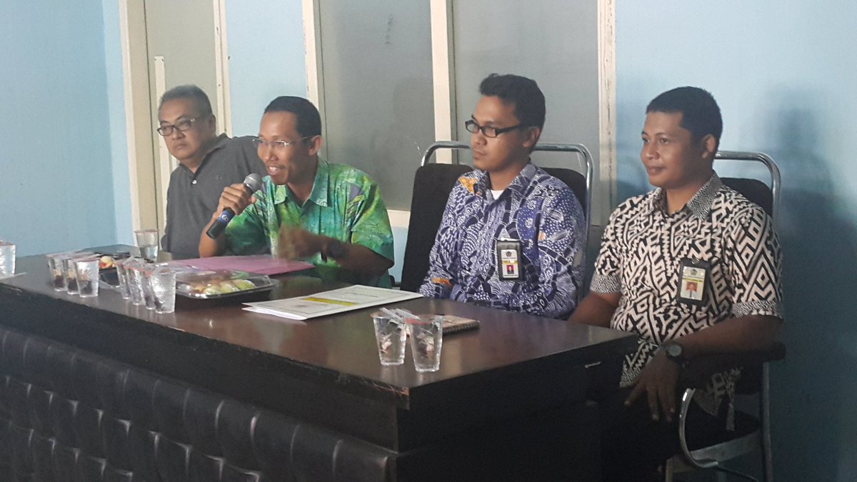AremafcOfficial's tweet photo. Sosialisasi perpajakan bagi pemain Arema serta pngurusan NPWP pemain secara kolektif di kantor arema https://t.co/RVcEFV8zWC