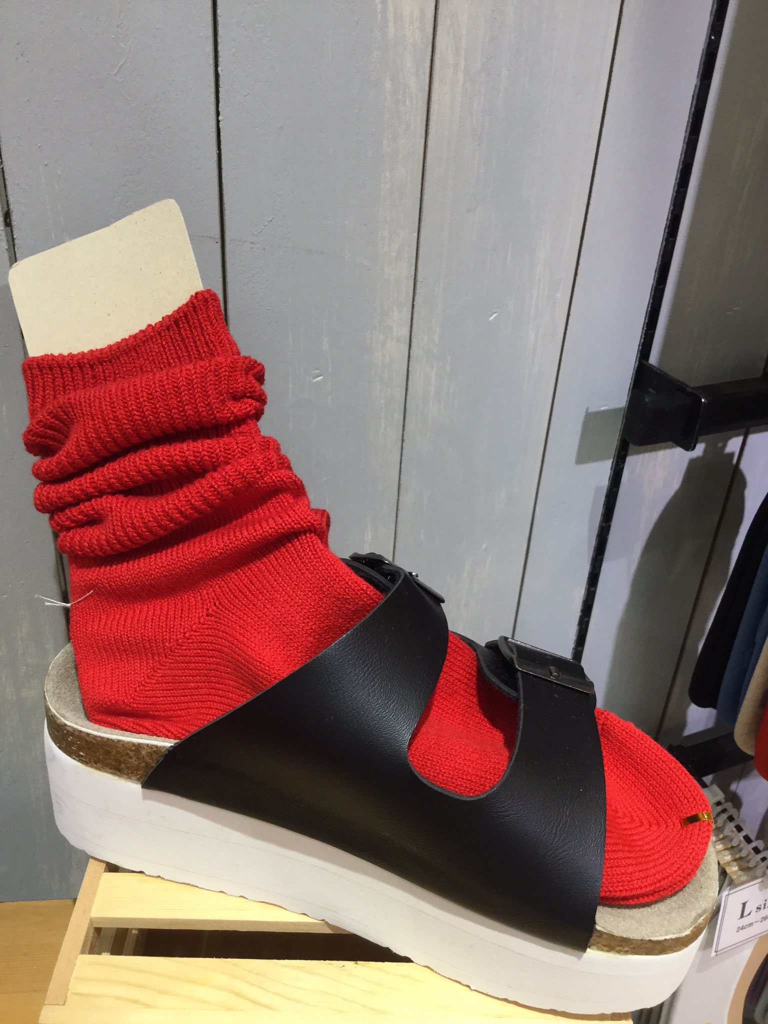 靴下屋千葉c One店 あたたかいですね こんな日は元気にスポーツサンダルがおすすめ スポサンには 厚地の靴下 やルーズな靴下がぴったりなんですよ O 写真は店内ディスプレイのスポサン 履かせているのは リブベタソックスの赤 T Co