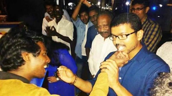 Vijay parties with Theri team on its success: #Vijay #Therisuccess #Atleedirector #amantha… dlvr.it/L5Rty1