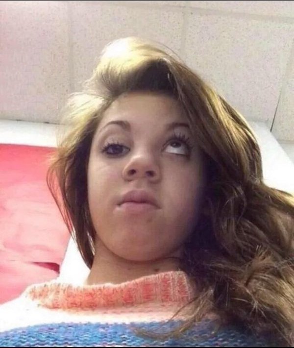 iindalwa's tweet photo. um olho no twitter e o outro na netflix https://t.co/nXvBxd48Lj