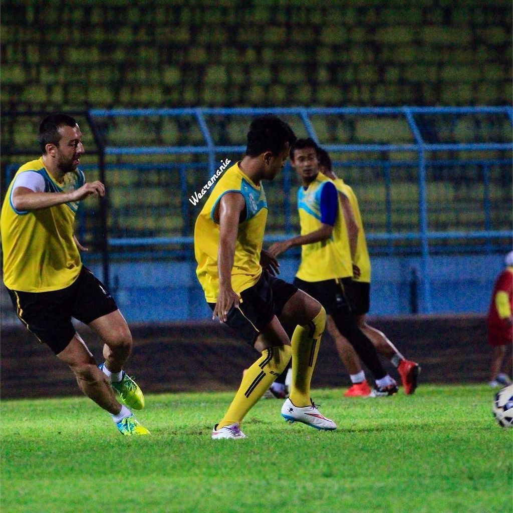 we_aremania's tweet photo. Arema latihan di Kanjuruhan sekarang #Arema #wearemania #ademrek https://t.co/xevmSJ0DYB