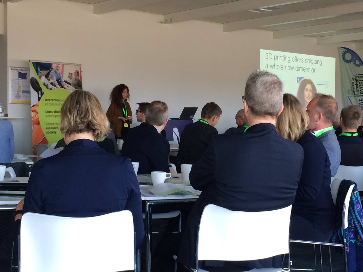 RoboCluster's tweet photo. 'Vi skal tænke den digitale udvikling eksponentielt'. Inspirerende oplæg fra @DareDisrupt på dagens #Robobyg konf. https://t.co/SUs0EtTnum