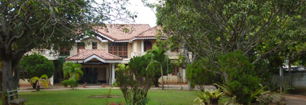 NewsCurrySL's tweet photo. Girl are you property in inner Colombo? Because - every time I see you, you have hena gannag ussala #NewsCurry #lka https://t.co/4FOBILVFN1