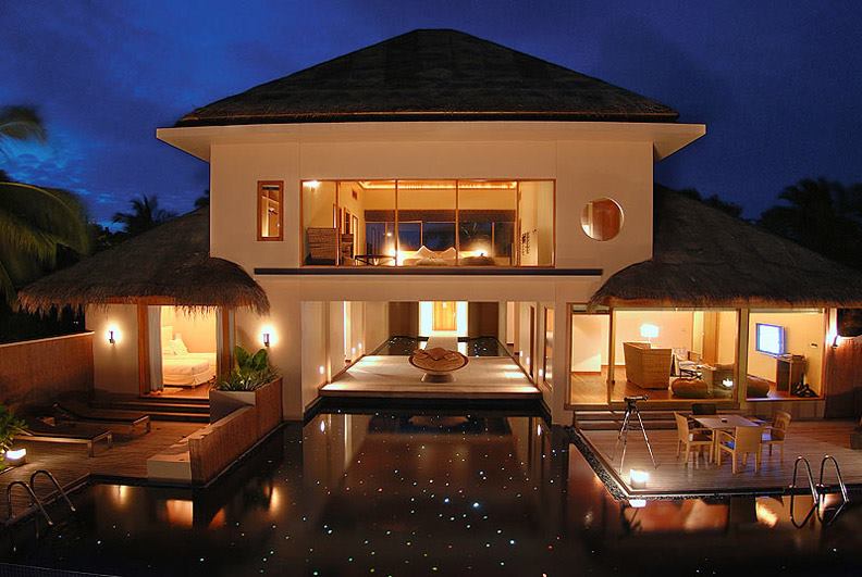 рядом с островом мечты. просторная кухня в частном доме. дизайнерские кухни с островом. мауи гавайи домики. рядом с островом мечты.