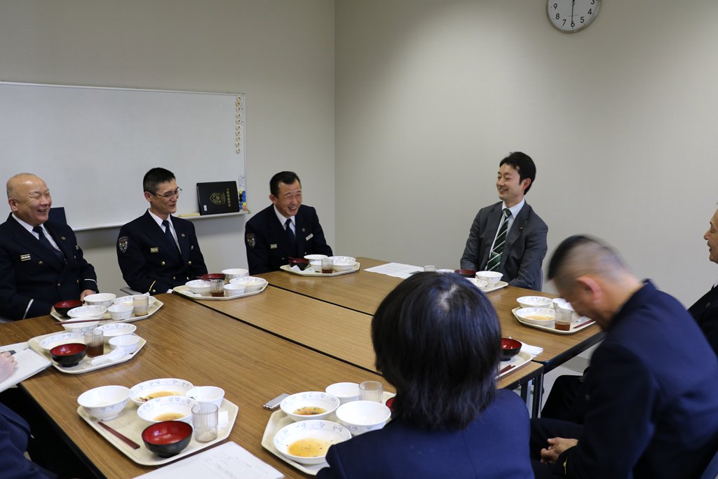 千葉市消防局 市長講話 ランチミーティング 本日 消防学校の学生を対象に市長講話を実施 さらに市長と消防学校 職員とでランチミーティング 学生 職員各々 千葉市職員としての自覚 決意を新たにしました 前例ではなく 市民の立場 で考える消防 千葉市消防局 市長講話 ランチミーティング 本日 消防学校の学生を対象に市長講話を実施 さらに市長と消防学校 職員とでランチミーティング 学生 職員各々 千葉市職員としての自覚 決意を新たにしました 前例ではなく 市民の立場 で考える消防