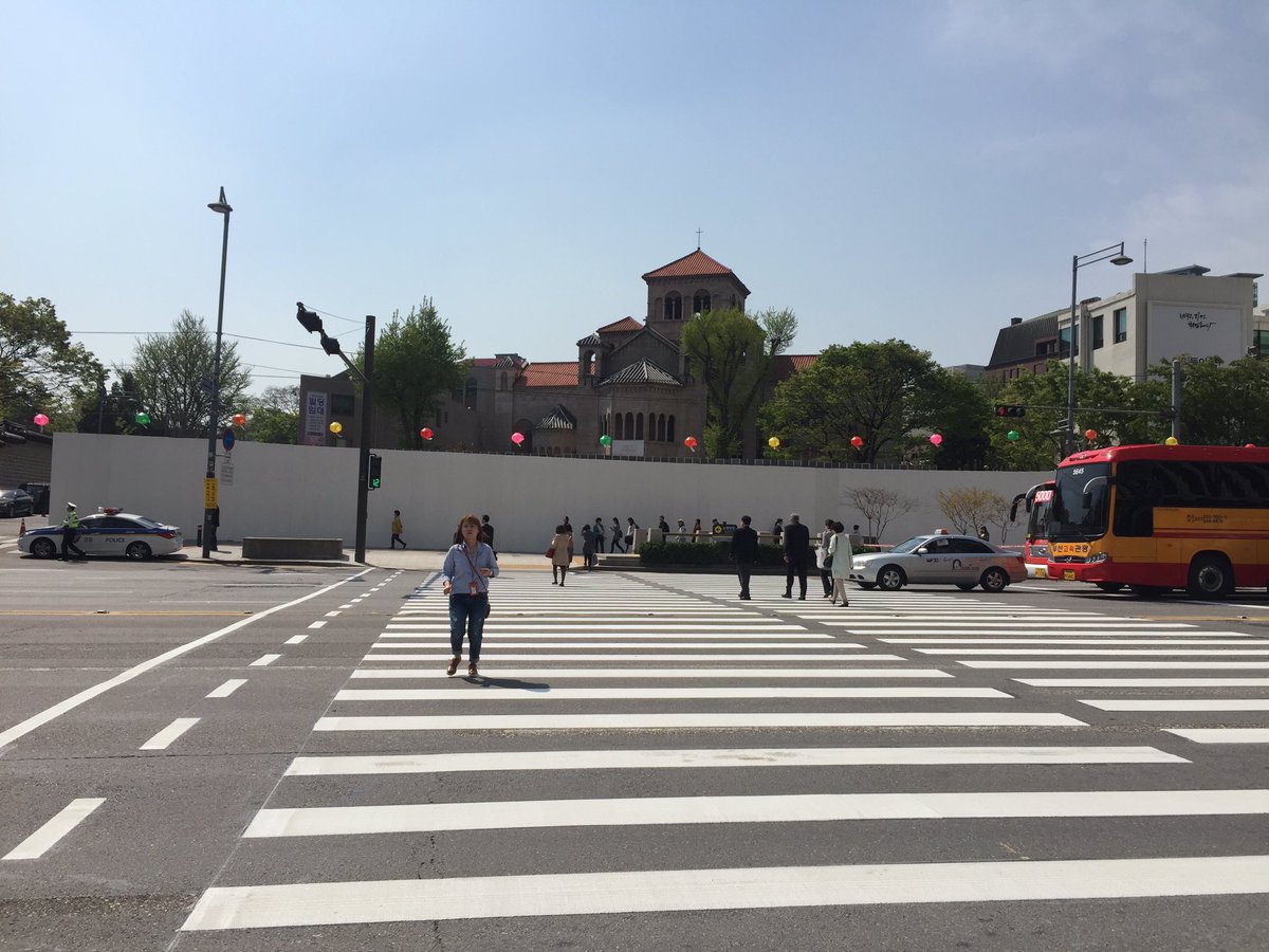 횡단보도가 생겼습니다.
새로운 길이 생겼습니다.

걷는 사람이 주인인 서울,
길이 열려야, 마음이 열립니다.

이 길처럼 늘 이어져 있는 
시장이되겠습니다.

#박원순 #횡단보도