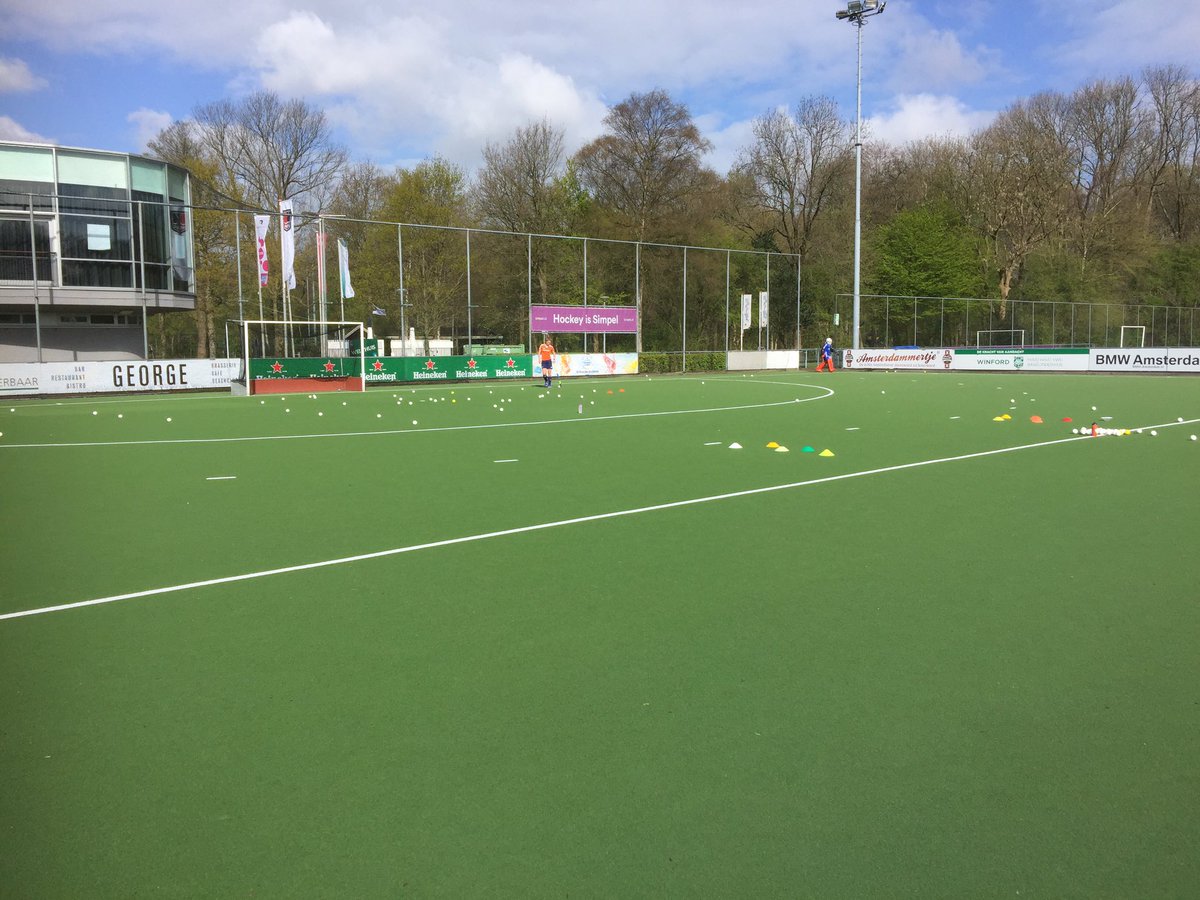Combi keeperstraining met Individueel  #heerlijkweer <a href="/oranjehockey/">OranjeHockey 🇳🇱</a> <a href="/LauraNunnink/">Laura Nunnink</a> <a href="/Larissa_Meijer/">Larissa Meijer</a> <a href="/AnneVeenendaal/">Anne Veenendaal</a>
