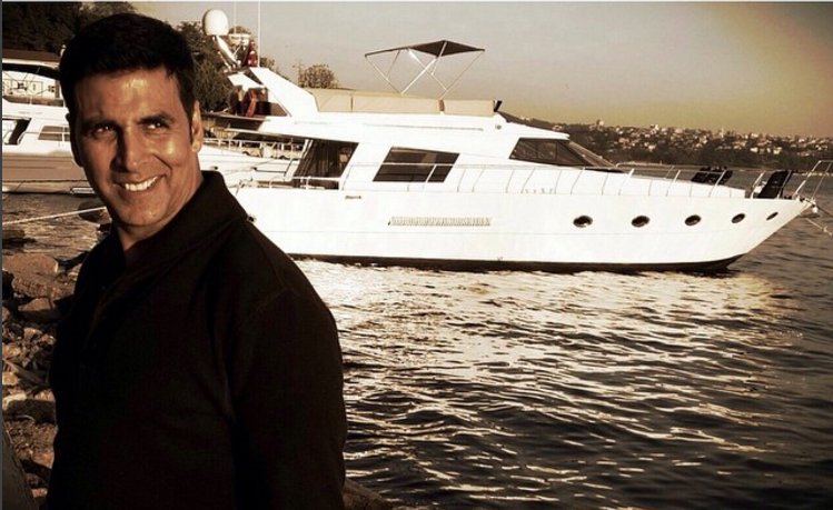 TimesNow's tweet photo. Actor Akshay Kumar donates ₹50,00,000 (lakh) towards drought hit Maharashtra https://t.co/c7yZRbM4fb