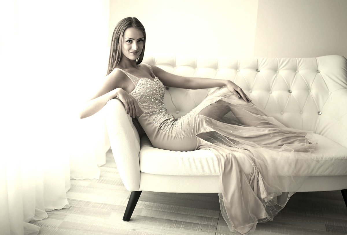 noikika's tweet photo. Spacchi di tulle effetto #nude e cristalli tono su tono, in tutti i nostri stores
#tendenza #party #cruise #ceremony https://t.co/nDITPxNEMj