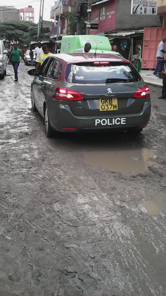 This Police car being driven recklessly in Umoja. Contains 2men 1 woman all drunk. <a href="/Ma3Route/">Ma3Route</a> @C_nyakundi.