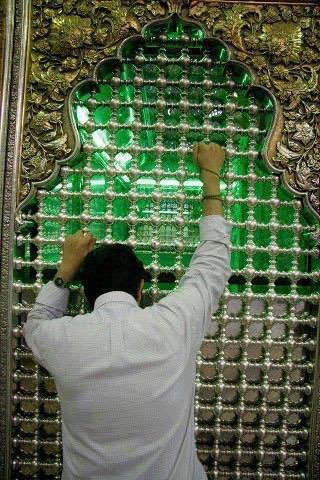 آلحَّ‘ـِديْثْ مَعَ ][ آلحٌ‘ـسَّيْنْ ]| 
سَعآدة تٌغنيْڪ عَ‘ـِنْ آلدنيَّآ بِ أَڪمَلِهآ . .
فيرجي