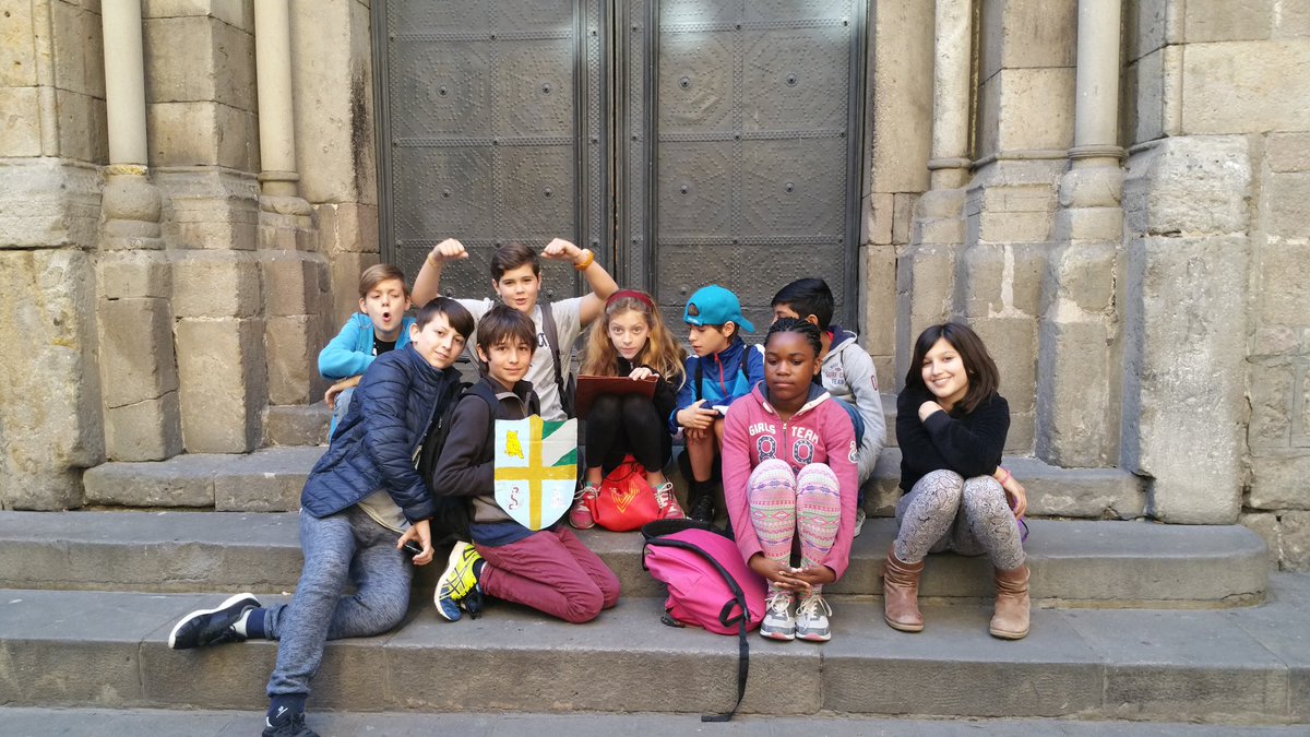 escolaelsagrer's tweet photo. La Barcelona medieval #eduloc @eduloc_info amb els cavallers de l'ordre del Mussol #estapassant https://t.co/OKVd7v2gcE