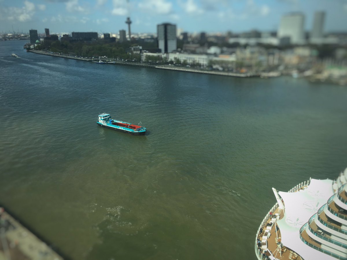 Schip @BekenVerburg, vuilnismannen vh water, ligt al klaar! Zij halen afval op v #AIDAprima. Mooie dienstverlening!