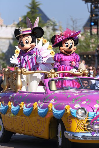 DisneylandParis's tweet photo. Pour Mickey et Minnie, le chapeau est l'accessoire mode indipensable du printemps ! https://t.co/cUsbOcMb8m