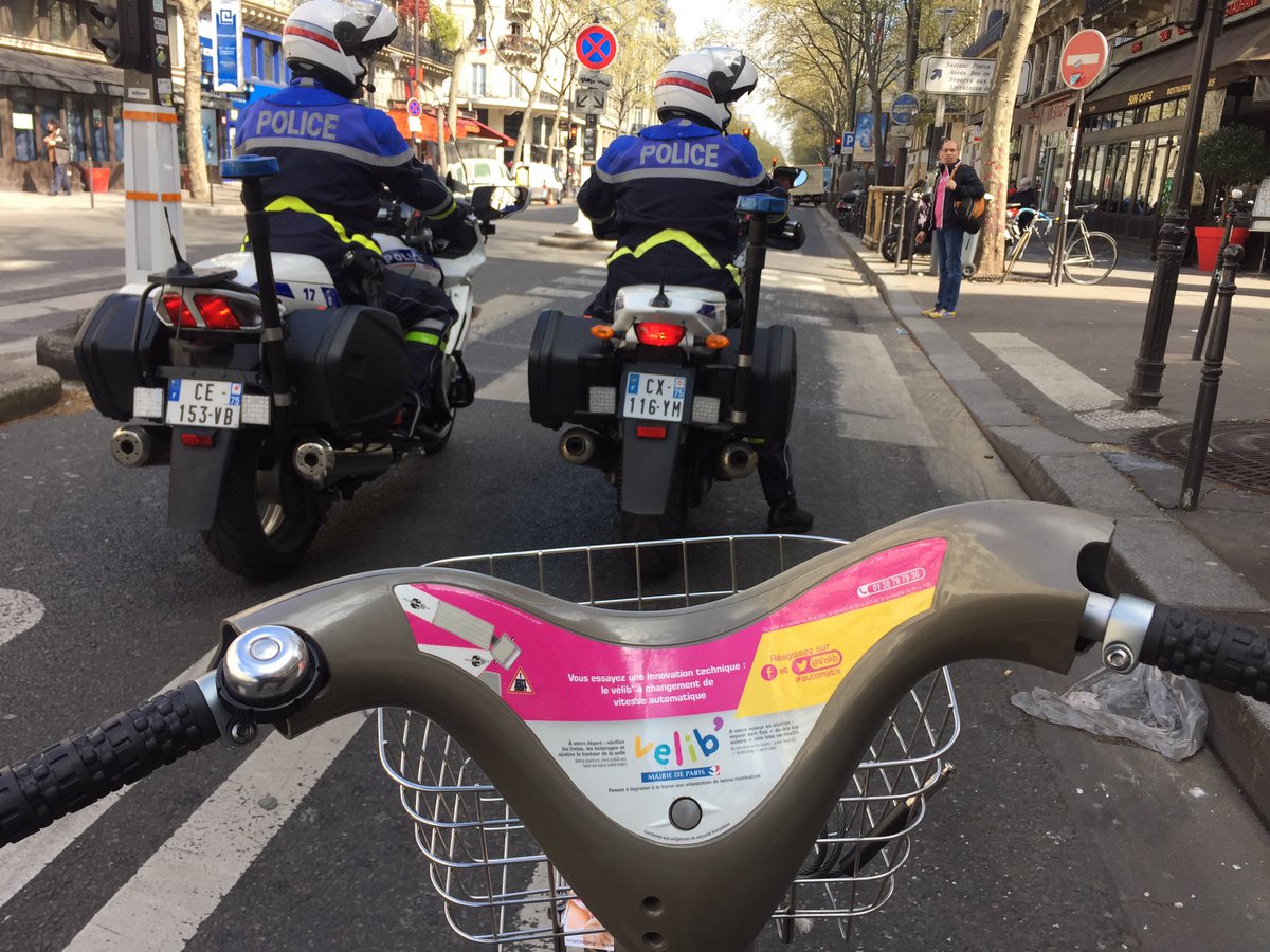 Velib's tweet photo. Ces moments où tu te rêves en Président de la République ! Merci @prefpolice 🙂🚲🇫🇷 https://t.co/Jca1Zvtsy7