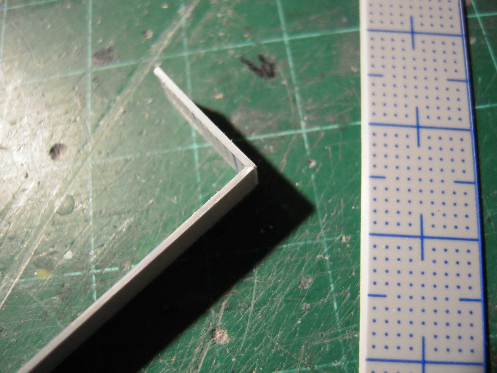 あなくま プラバンの箱組で45度削りの即席工具 低精度 三角棒プラと角棒orプラ板を使って台形プラを作るだけ ヤスリ貼り付けて斜めに立たせて削る