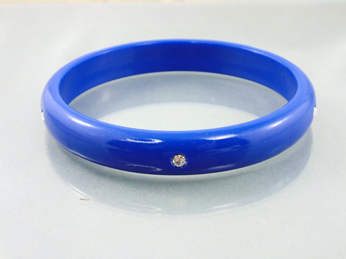 theoldvintageco's tweet image. 25% OFF SALE Cool Vintage Royal Blue Rhinestone Plastic Bra… tuppu.net/f3afb2c2 #TheOldJunkTrunk #PlasticBangle