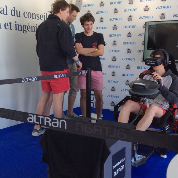 CapgeminiEngFR's tweet image. L&apos;animation #OcculusRift bat son plein sur notre stand de la @ccedhec ! Et vous, relèverez-vous de le défi ? #CC48