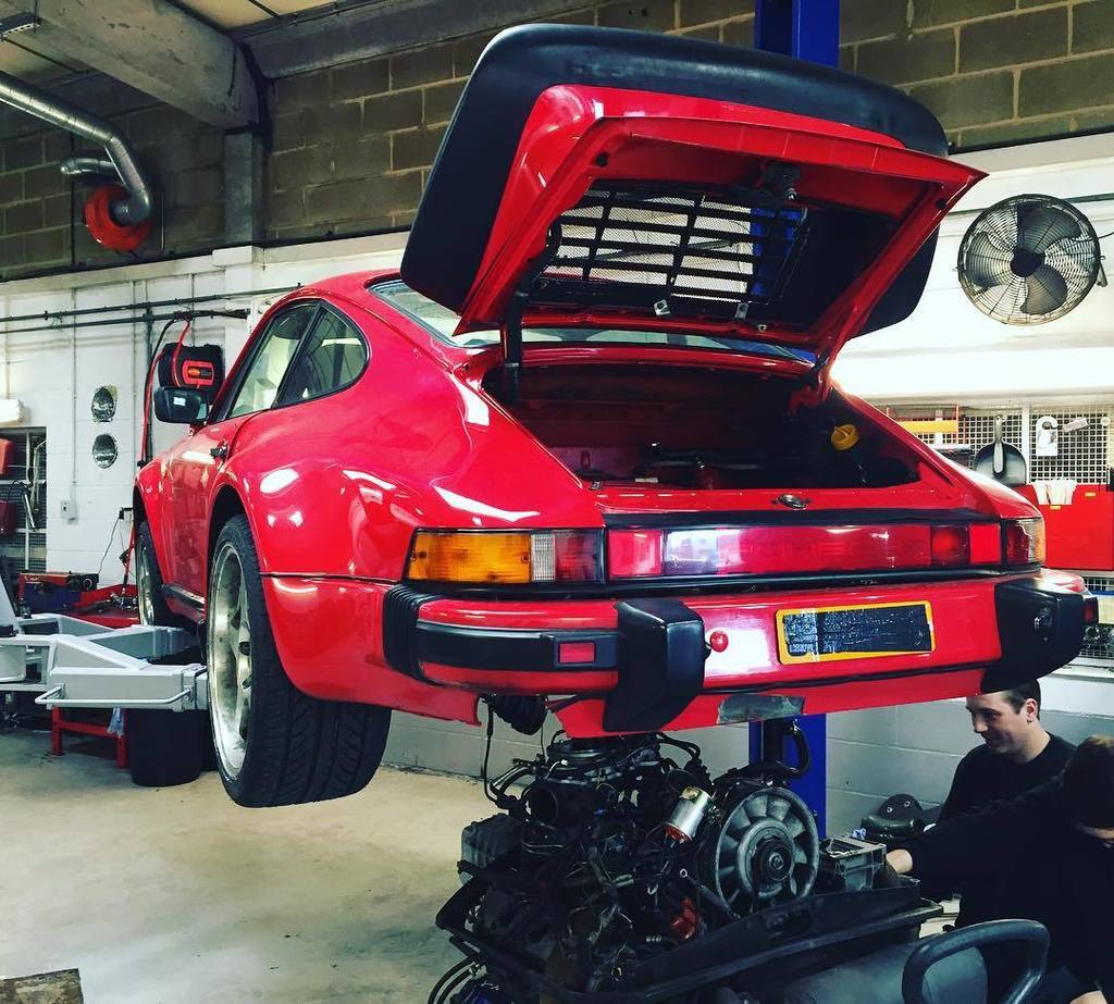 OnlyCarrera's tweet image. The 930 engine is out, now for stripping 😈 #perfecttouchperformance #930 #porsche911 #porscheturbo #930turbo #911tu…