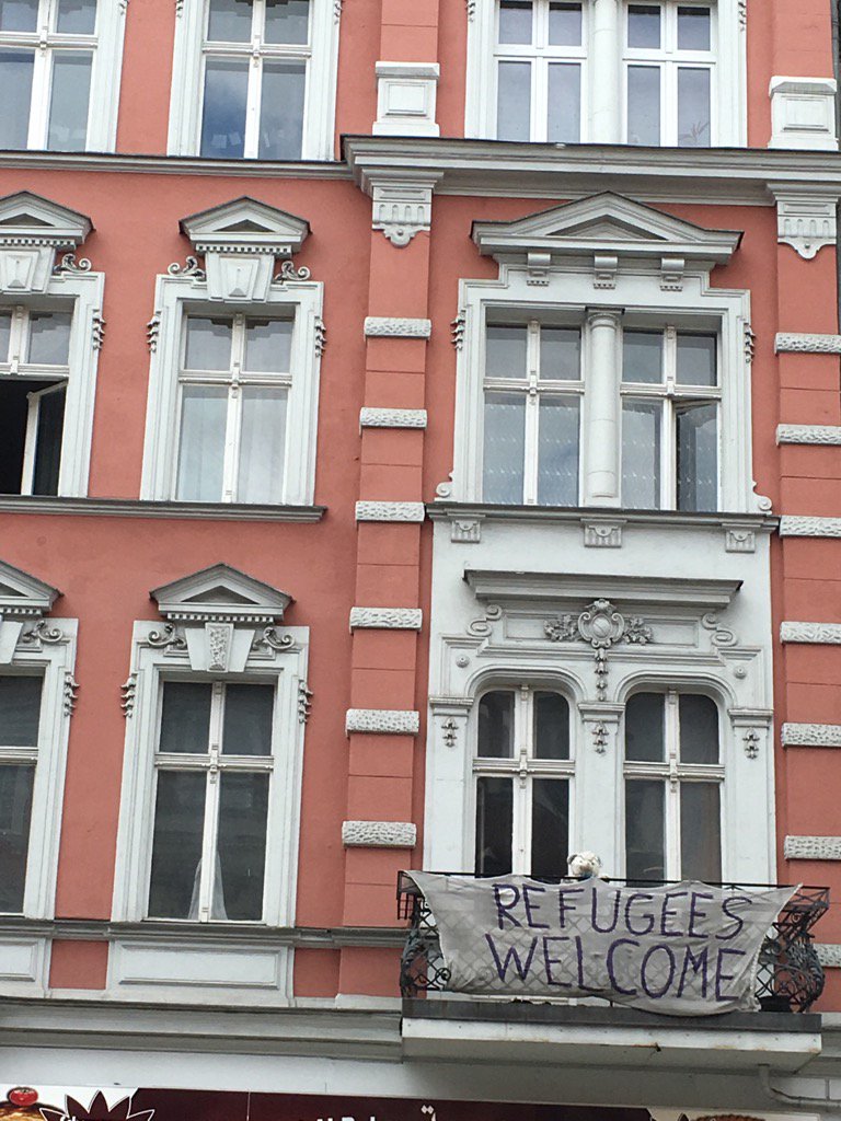 ssottoli's tweet photo. Welcoming refugees in NeukΓΆll, Germany #actsofhumanity #refugeechildren #RefugeeCrisis https://t.co/9FnsEAFmeW