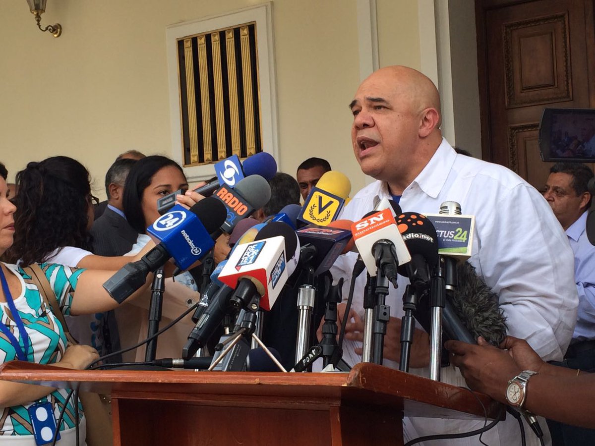 NTN24ve's tweet photo. Tras recibir la planilla, oposición cambia las marchas por un “firmazo” para el revocatorio https://t.co/70t9vZiJ0e https://t.co/zyTcUyDZ8l