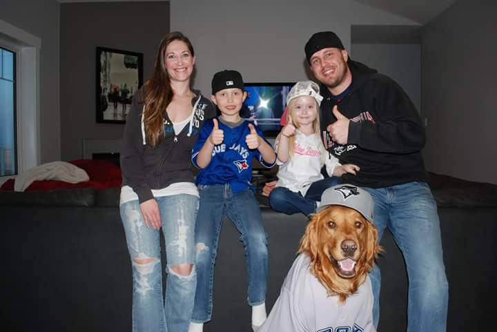 CorynneHutton's tweet photo. Our annual Blue Jays family picture!! @BlueJays #TDTuesday https://t.co/BYequgC70r