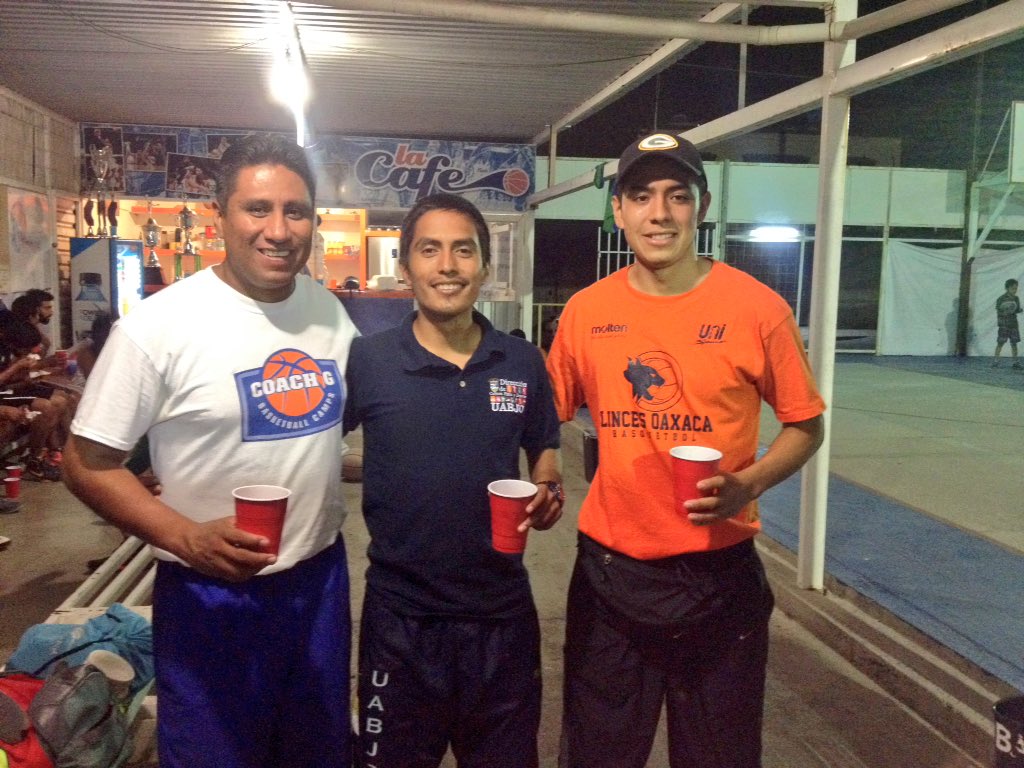 lincescluboax's tweet photo. Festejo sorpresa por el día del entrenador #QuesigaelbuenBasquetbol #familiaLinces #rodolfo #josue #barush 🏀👏🎂 https://t.co/oB0vSuEboc