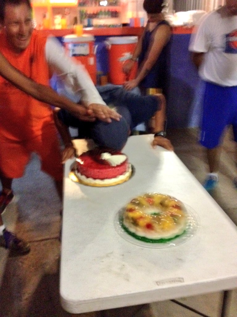 lincescluboax's tweet photo. Festejo sorpresa por el día del entrenador #QuesigaelbuenBasquetbol #familiaLinces #rodolfo #josue #barush 🏀👏🎂 https://t.co/oB0vSuEboc