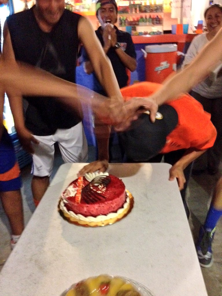 lincescluboax's tweet photo. Festejo sorpresa por el día del entrenador #QuesigaelbuenBasquetbol #familiaLinces #rodolfo #josue #barush 🏀👏🎂 https://t.co/oB0vSuEboc