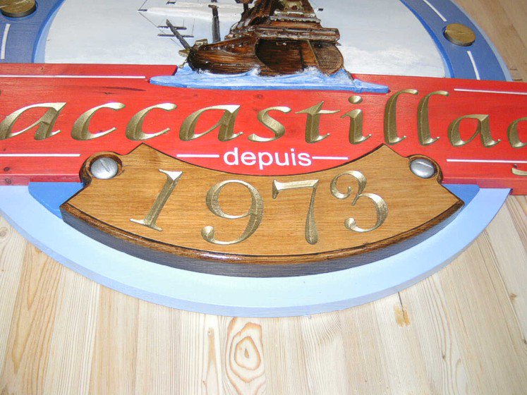 sascombigraf's tweet image. Cette enseigne en épicéa est plus encienne, elle marque le tout début de notre entreprise de gravure relief.