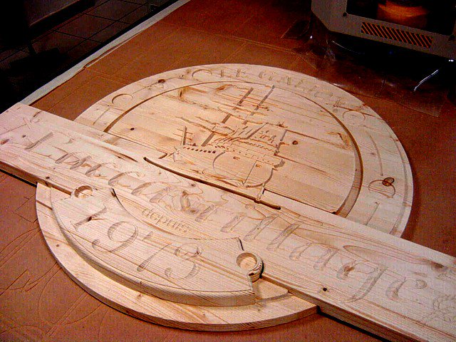 sascombigraf's tweet image. Cette enseigne en épicéa est plus encienne, elle marque le tout début de notre entreprise de gravure relief.