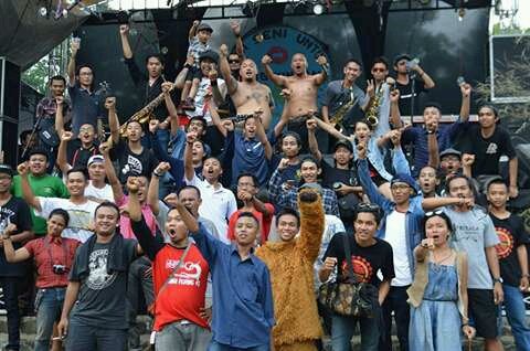 Aksi Seni Untuk Lingkungan 2 Salatiga ... nice #mswiwik #leadsbootbois #skinheads #ska #greenpeace #salatiga #stage