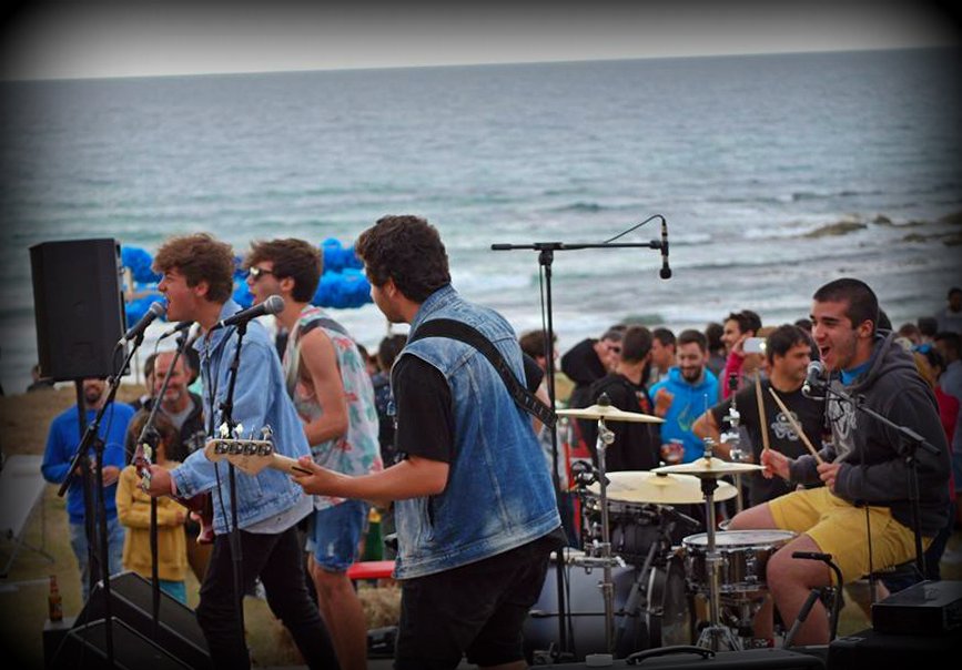 .<a href="/Aula11Carballo/">AULA 11</a> finalistas do #ProyectoDemo <a href="/radio3_rne/">Radio 3</a> con 2 grupos! Va que #Carballomola? goo.gl/CmhCl0