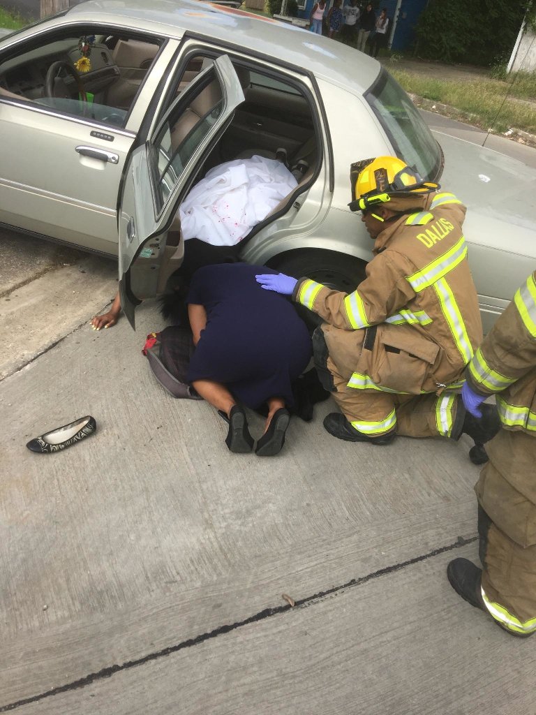 DallasFireRes_q's tweet photo. @DallasFireRes_q @dallasschools #LincolnHS MOCK scenario depicting consequences of driving drunk. #DFROps #DFREMS https://t.co/t1sNNuqhAF