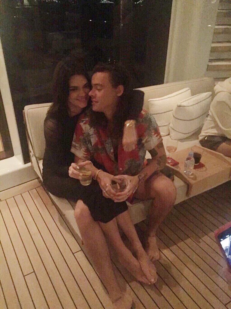 lovelounielle's tweet image. home is where kendall&amp;amp;harry are together 💙 #ProjectHomeHarryDay