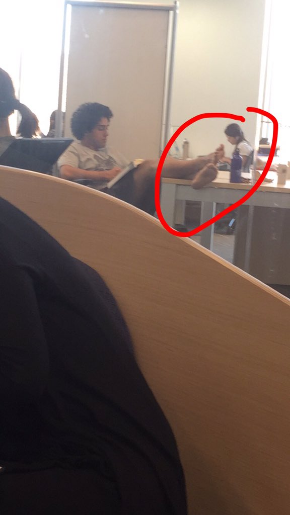 monekakamal's tweet photo. When you gotta study at 8 but 3yaz tl3ab fel shara3 m3 es7abak at 9 @ProblemEgyptian https://t.co/BwnuHdQ3PO