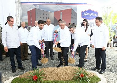 infoturDom's tweet photo. Presidente Medina encabezó primer palazo Hotel Hampton by Hilton Santo Domingo Airport https://t.co/aiFlsp0zeI https://t.co/QL1RiBxn2c