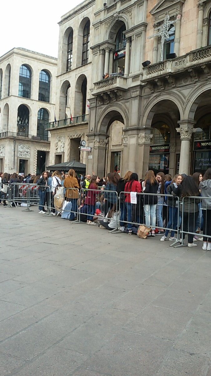 giorgiandreutti's tweet photo. Oggi per shawn mendes alla Mondadori e stato un successo😉 https://t.co/VxobGX8PI2