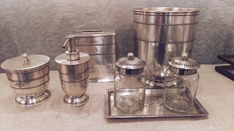 OohsandAahs's tweet photo. These beautiful brass @shiraleah bathroom accessories are both elegant and practical! https://t.co/BShinTCjQJ