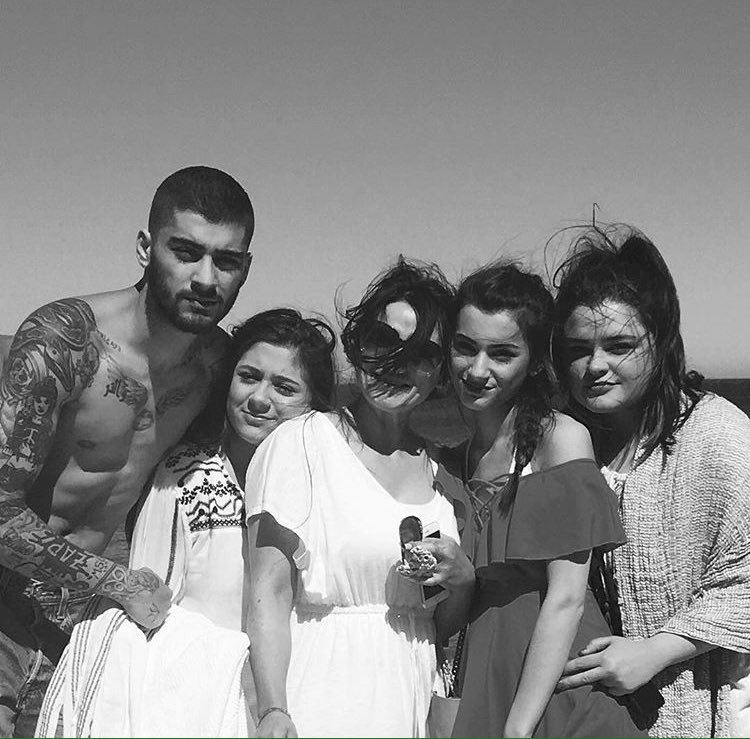 TylerJDonovan's tweet photo. it’s time for a holiday☀️💤 https://t.co/mmsj4NXaRG