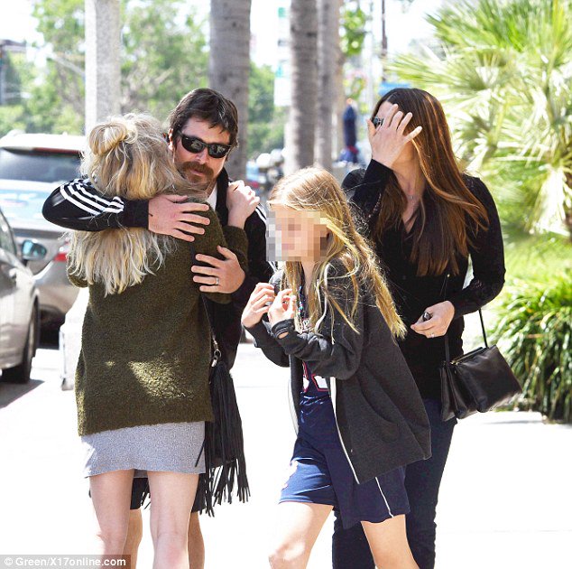 balebrasil's tweet photo. [CANDIDS] Christian Bale com sua esposa, filha e uma amiga em Beverly Hills nesta segunda-feira (25). https://t.co/OvQmKtzS19