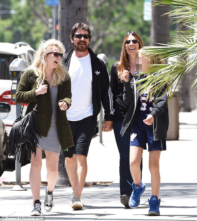 balebrasil's tweet photo. [CANDIDS] Christian Bale com sua esposa, filha e uma amiga em Beverly Hills nesta segunda-feira (25). https://t.co/OvQmKtzS19