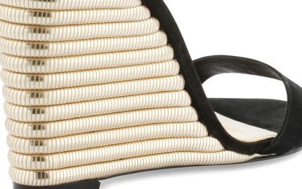 La #chaussure Star du jour : gold... #shoes #heels <a href="/cosmoparis_com/">COSMOPARIS</a> ow.ly/4n6yBX