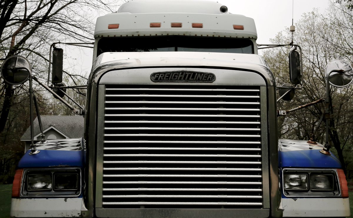 picturetakinguy's tweet photo. truckin'....#movingishardwork @jaqart https://t.co/mhNgeeOAmO
