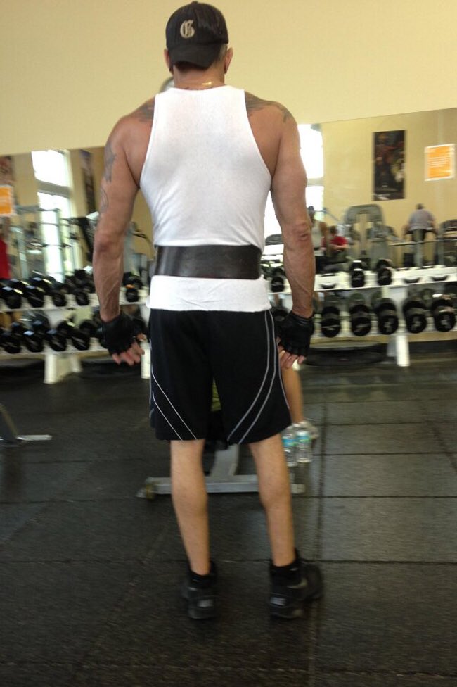 doeslucassquat's tweet photo. Yea, who is this a-hole tryna copy my style? He better hope I dont find him I'll drown him in c4 and protein mix https://t.co/wg29Kllwmd