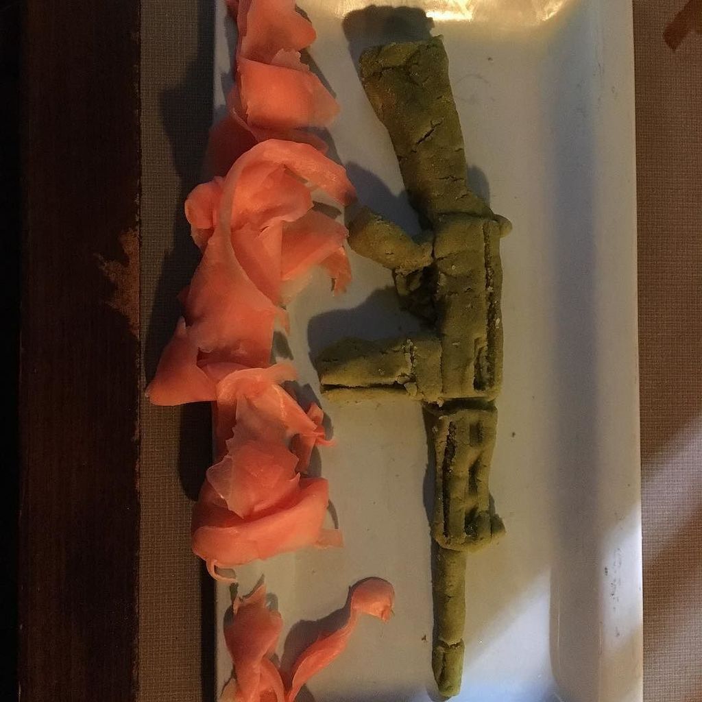 japanesefoodx's tweet photo. jensen_arms: It's HOT!!!
#japanesefood #wtf #foodporn #gun #pewpew #ar15 #blackrifles #eatit #fun #ginger #playingw… https://t.co/N8qTKWviyb
