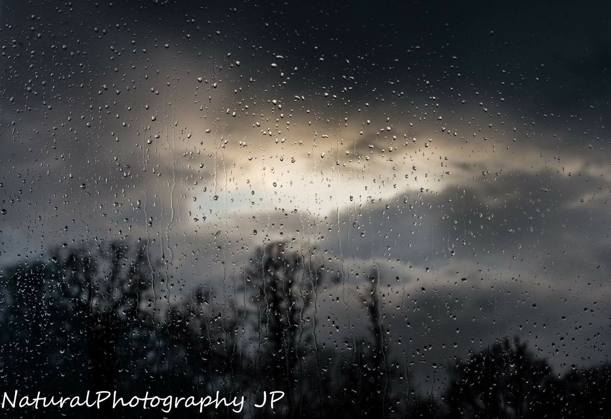 NaturalPhoto365's tweet photo. #sunset with a twist #rain #cloudy https://t.co/lwmHKSt5Bt