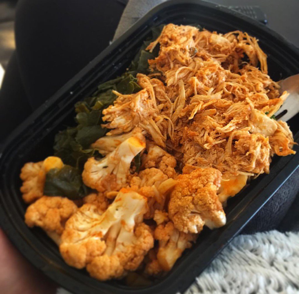 breakingbreadwv's tweet image. shredding fat by eating shredded mild buffalo chicken, crunchy buffalo cauliflower, and savory collard greens 
🍖🍃😋