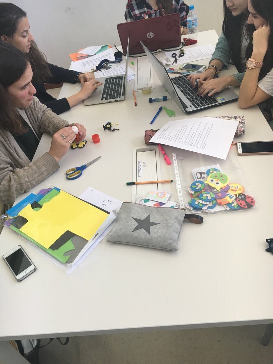 EnfParaElMundo's tweet photo. ¡Trabajando en el proyecto transversal! #DiseñaTuPropioCamison #EnfermerasParaElMundo https://t.co/nHbmhILSkb